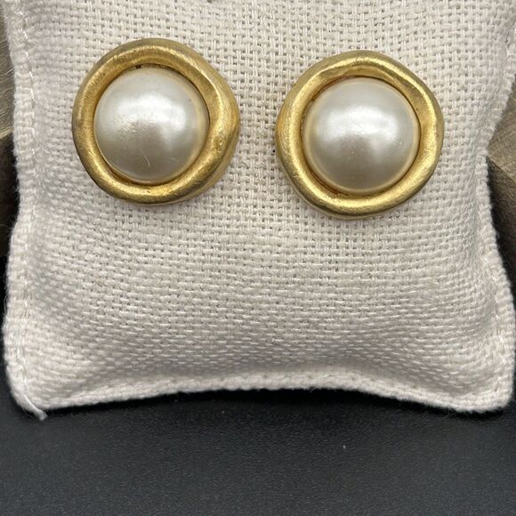 Dubin Vintage Cabochon Pearl Earrings Brushed Gold Heavy Round Chunky Signed - Picture 1 of 11